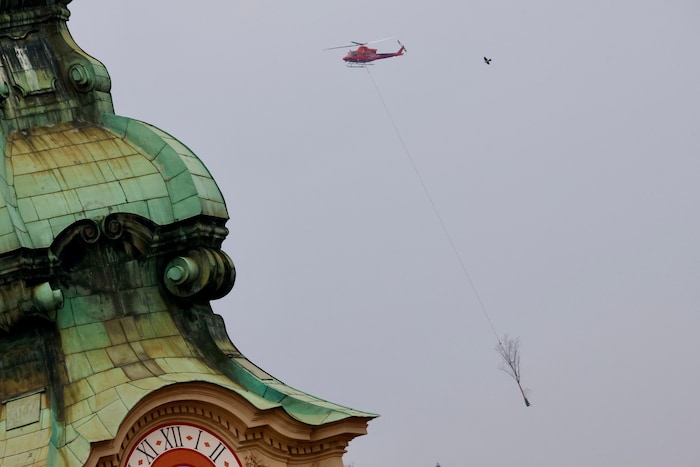 „Fliegende Bäume“ hoch über Graz sorgten für erstaunte Blicke.