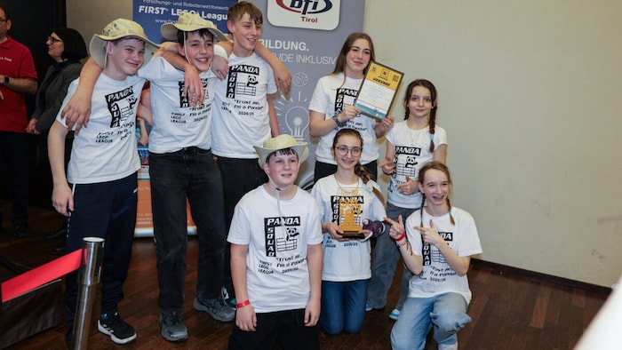 Für das Team „Panda Squad“ der MS Telfs-Weissenbach gab es einen Pokal für den ersten Platz im ...