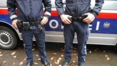 Die Beamten kontrollierten die Landwirte. 