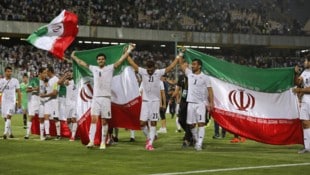 Iran hat sich sportlich für die Fußball-WM qualifiziert. Hinter der Teilnahme steht wegen des ...