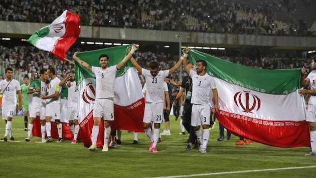 Iran hat sich sportlich für die Fußball-WM qualifiziert. Hinter der Teilnahme steht wegen des ...