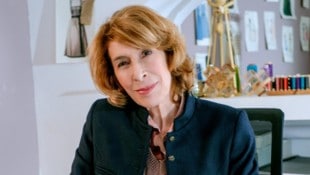 In „Makellos“ will Adele Neuhauser ihrem stagnierendem Eheleben neuen Pep geben – anders, als es ...