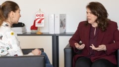 ÖGB-Vorsitzende Sonja Föger-Kalchschmied im Gespräch mit Redakteurin Nadine Isser (li.)