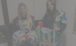 Nathalie (li.) und Ann Sophie aus der Sportredaktion präsentieren die Gewinne: drei WM-Bälle, ...