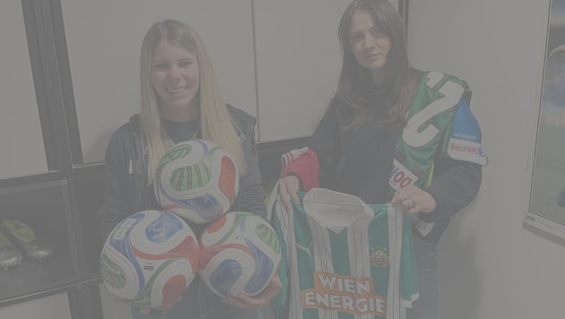 Nathalie (li.) und Ann Sophie aus der Sportredaktion präsentieren die Gewinne: drei WM-Bälle, ...