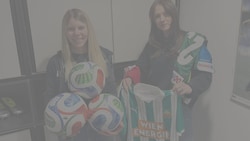 Nathalie (li.) und Ann Sophie aus der Sportredaktion präsentieren die Gewinne: drei WM-Bälle, ...
