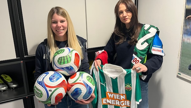 Nathalie (li.) und Ann Sophie aus der Sportredaktion präsentieren die Gewinne: drei WM-Bälle, ...