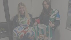 Nathalie (li.) und Ann Sophie aus der Sportredaktion präsentieren die Gewinne: drei WM-Bälle, ...