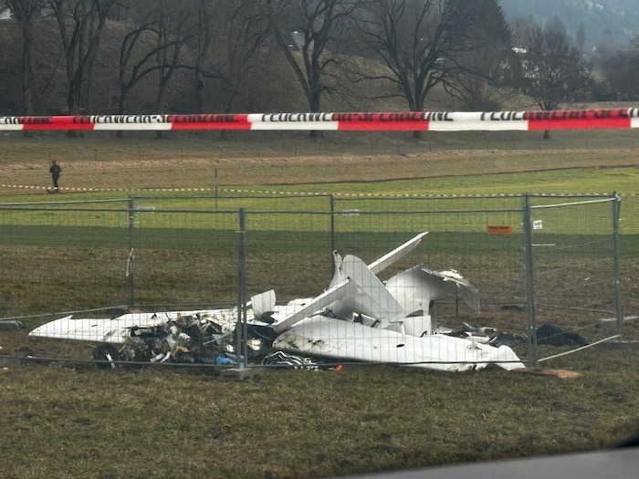 Direkt auf dem Feld vor der LF Litzlhof in Lendorf prallte der Flieger auf.