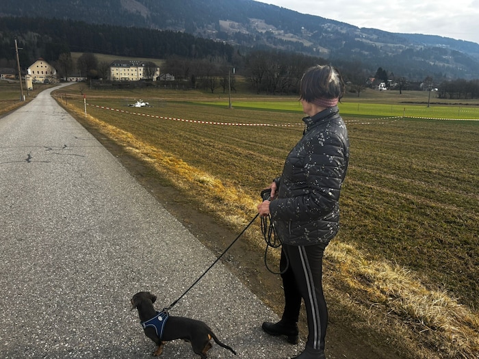 Klaudia Maier mit traurigem Blick auf das Unfallwrack.
