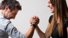 Armdrücken zwischen den Geschlechtern: Dabei sind die beiden gleich gut – nur anders.