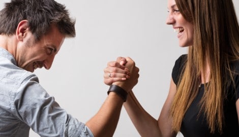 Armdrücken zwischen den Geschlechtern: Dabei sind die beiden gleich gut – nur anders.