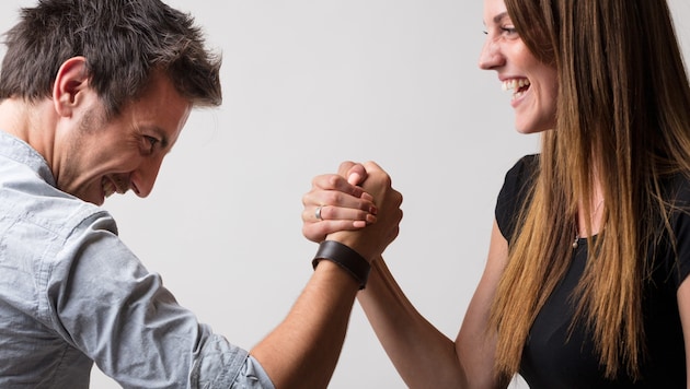 Armdrücken zwischen den Geschlechtern: Dabei sind die beiden gleich gut – nur anders.