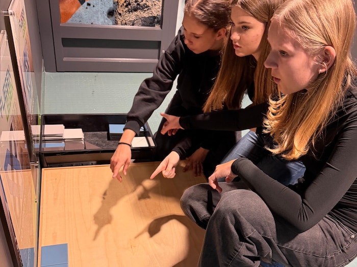 Auch Fliesenlegen können die Schüler ausprobieren.