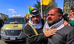 Mitglieder der Hisbollah liegen sich in den Armen und weinen um Ayatollah Ali Khamenei.