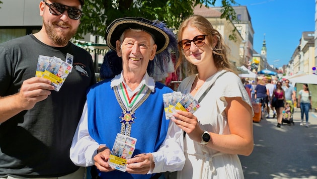 Beim Altstadtzauber sammelt Otto in seinem blauen Ornat Spenden für soziale Notfälle.