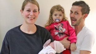 Corina M. (32) mit Baby Alina, Tochter Pia (2) und Partner Klaus (39).