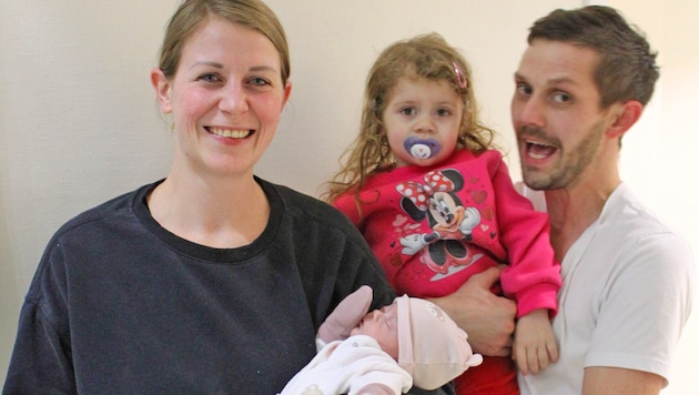 Corina mit ihrer Familie. Die kleine Alina überlebte die schwere Zeit nach der Frühgeburt, ihre ...