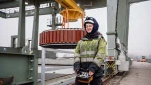 Kranführerin Miriam Reifeltshammer (22) aus Obernberg erledigte im Kraftwerk einen heiklen ...