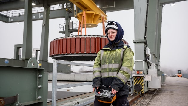 Kranführerin Miriam Reifeltshammer (22) aus Obernberg erledigte im Kraftwerk einen heiklen ...