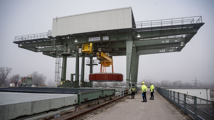 Reifeltshammer musste einen 76 Tonnen schweren und sieben Meter breiten Rotor exakt auf einer ...