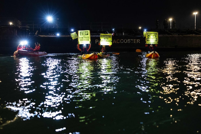 Die Aktivisten waren mit Kajaks und Plakaten unterwegs.