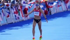 Julia Mayer im Ziel des Olympia-Marathons in Paris.