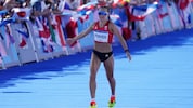 Julia Mayer im Ziel des Olympia-Marathons in Paris.