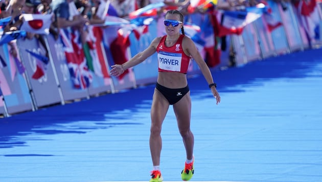Julia Mayer im Ziel des Olympia-Marathons in Paris.
