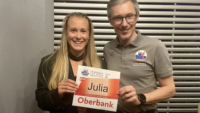 Julia Mayer läuft heuer den Linz-Marathon! Renndirektor Günther Weidlinger überreichte ihr die ...