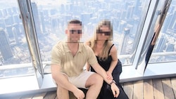 Noch alles gut: Samstagmittag lachte das Paar vom Burj Khalifa.