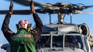 Start eines Hubschraubers vom Typ MH-60S Sea Hawk vom Flugzeugträger USS Gerald R. Ford