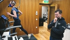 Jana läuft und Sportwissenschaftler Stefan Rinnerhofer hält Janas Werte im Blick.  