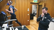 Jana läuft und Sportwissenschaftler Stefan Rinnerhofer hält Janas Werte im Blick.  