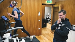 Jana läuft und Sportwissenschaftler Stefan Rinnerhofer hält Janas Werte im Blick.  