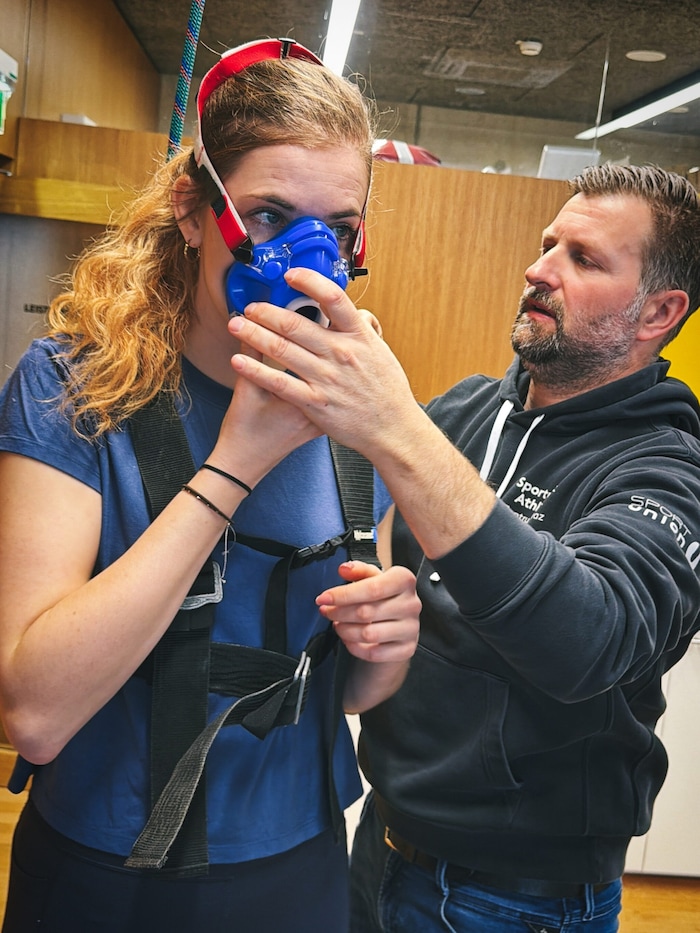 Mit der Maske werden die Atemgase – also Sauerstoffaufnahme und Kohlendioxidabgabe – während der ...