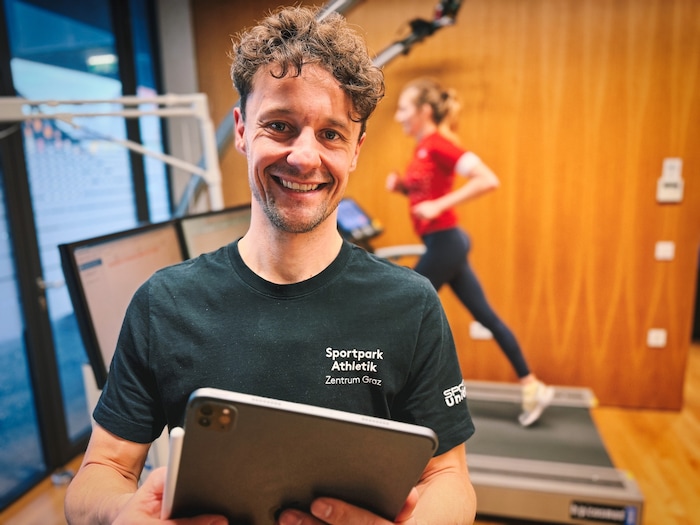 Mit dem iPad nimmt Laufcoach Bernd Marl Jana beim Laufen auf ...