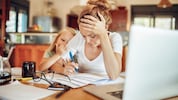 Gerade Alleinerzieherinnen, die die familiäre Verantwortung nicht teilen können, werden von ...