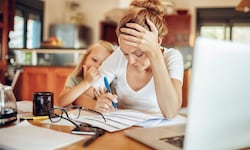 Für mehr als die Hälfte der Eltern ist die Kinderbetreuung im Sommer die größte Herausforderung 