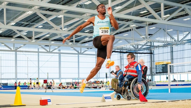 Endiorass Kingley hob verletzungsbedingt mit dem linken Bein ab.
