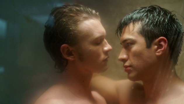 Die Hauptdarsteller Connor Storrie (25) (im Bild links) und Hudson Williams (24) sind durch die ...