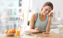 Wer Gewicht verlieren will, muss regelmäßig essen.