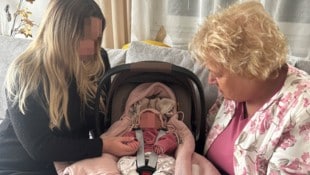 Jennifer mit Baby Emma und Volkshilfe-Präsidentin Verena Dunst