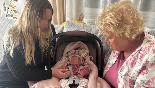 Jennifer mit Baby Emma und Volkshilfe-Präsidentin Verena Dunst