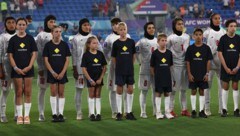 Spielerinnen von Iran schweigen während der Nationalhymne vor dem Asien-Cup-Spiel gegen ...