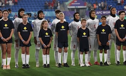 Spielerinnen von Iran schweigen während der Nationalhymne vor dem Asien-Cup-Spiel gegen ...