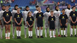 Spielerinnen von Iran schweigen während der Nationalhymne vor dem Asien-Cup-Spiel gegen ...
