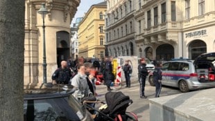 Einsatzkräfte am Ort des Geschehens am Schubertring