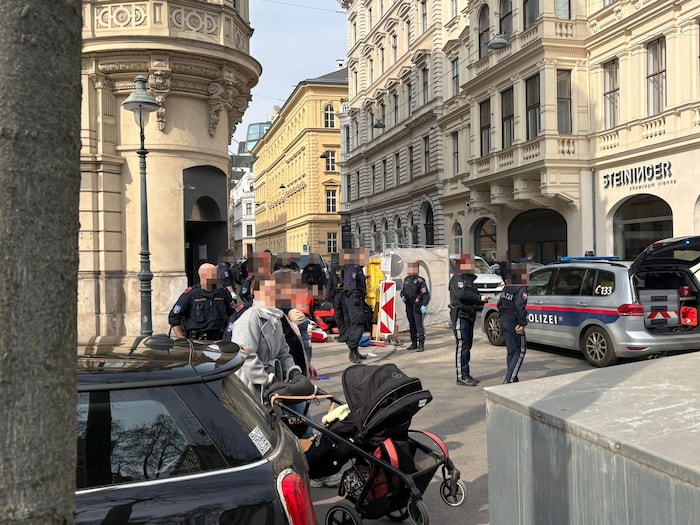 Einsatzkräfte am Ort des Geschehens am Schubertring