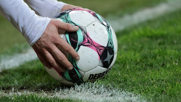 Aus der 2. Liga gaben 14 der 16 Vereine die Unterlagen innerhalb der bis Montag laufenden Frist ...